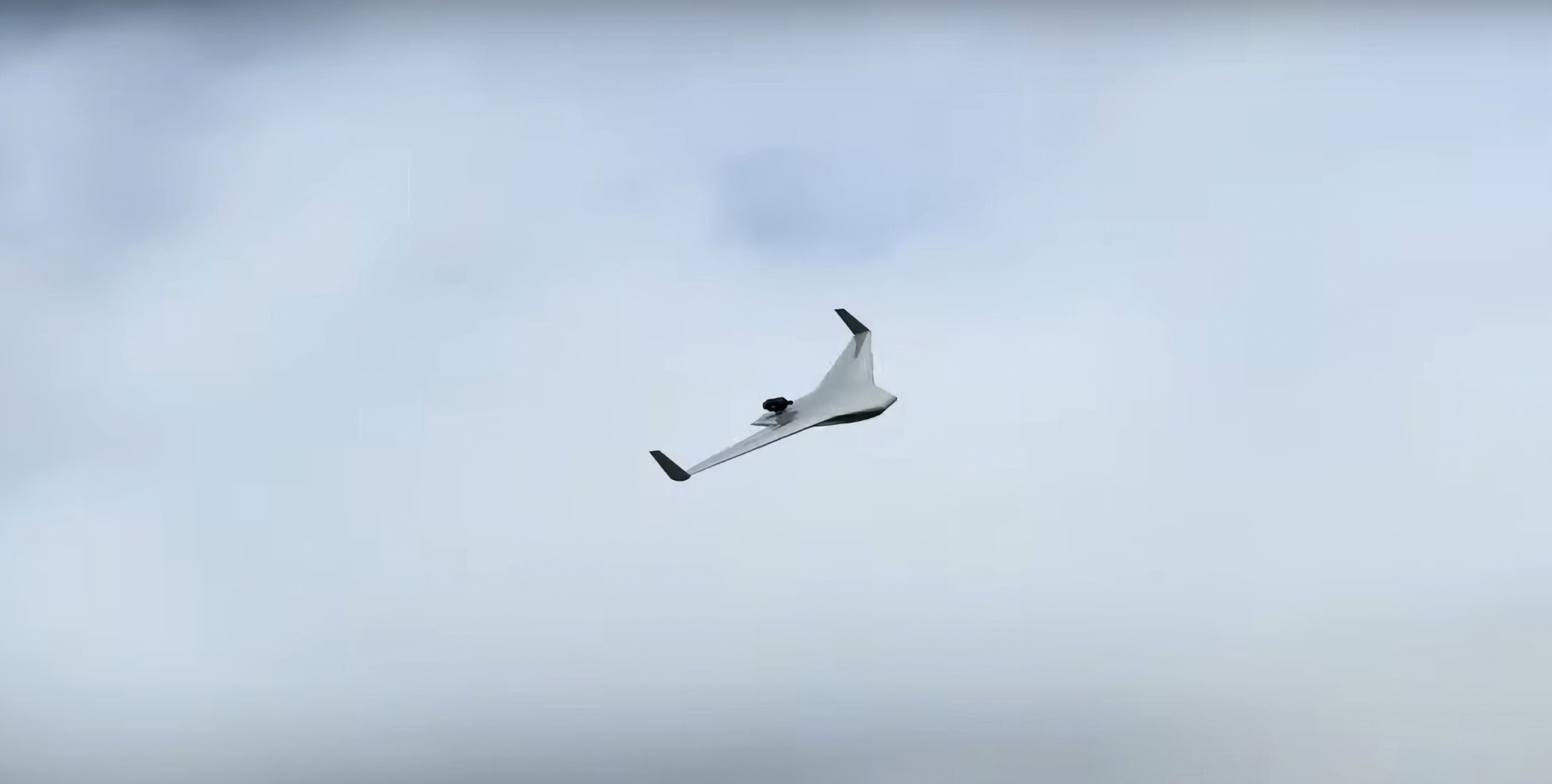 EOS Technologie ha presentato il Veloce 330: un UAV a reazione con tecnologia di decollo e atterraggio verticale che può raggiungere una velocità di 400 km/h.