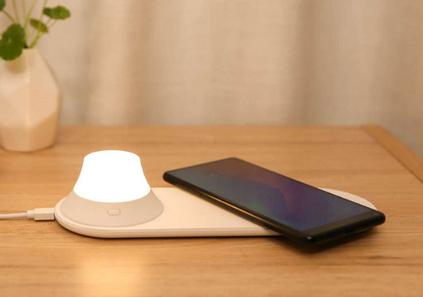 Yeelight Wireless Charging Night Lamp: світильник із бездротовою зарядкою для смартфона за $15