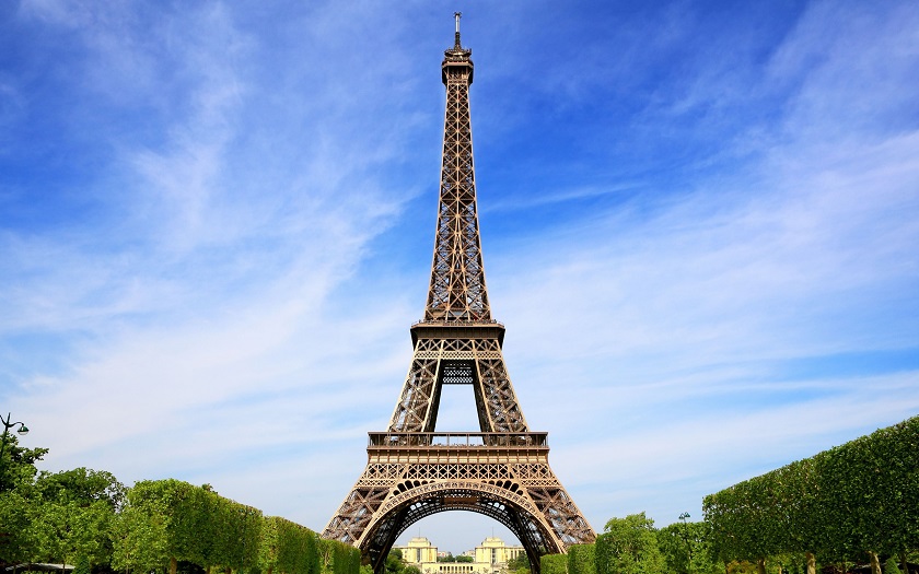 ПриватБанк предлагает лететь в Париж за 10 евро в месяц