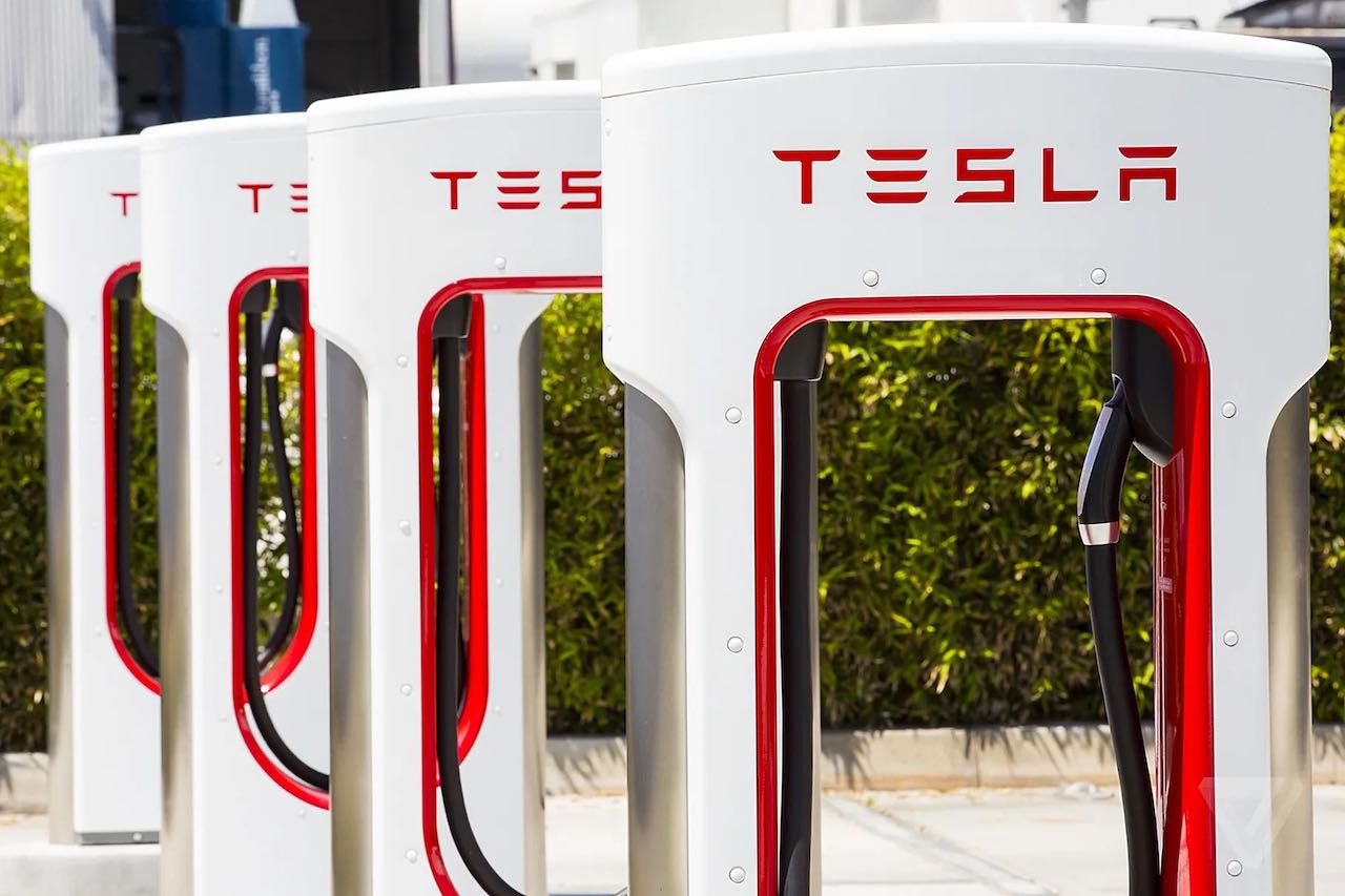 Tesla ha permesso ai veicoli elettrici di tutti i tipi di caricare nelle stazioni Supercharger