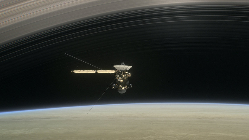 Последние дни Cassini: зонд готовится погрузиться в Сатурн
