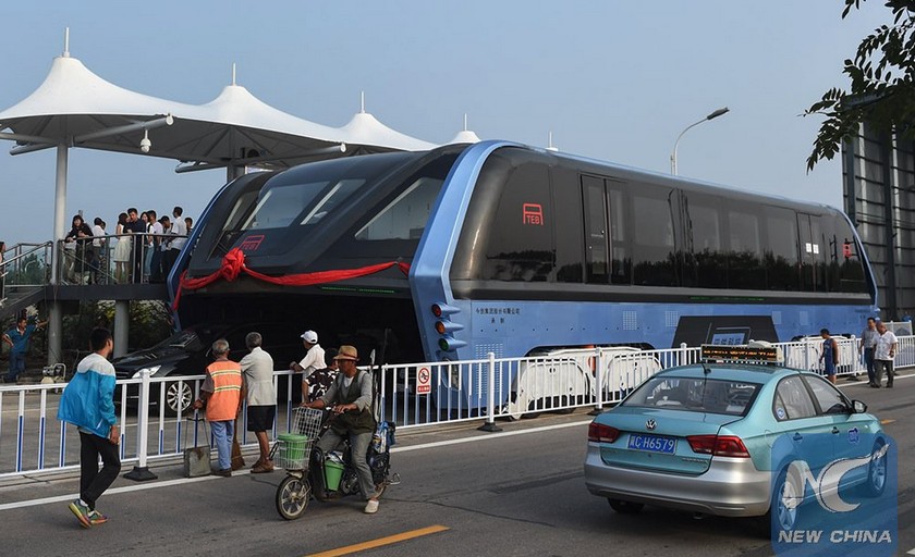 Высоко сижу: в Китае испытали автобус-тоннель