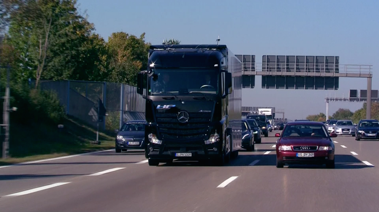 Первый полуавтономный грузовик Daimler протестирован на общественной дороге