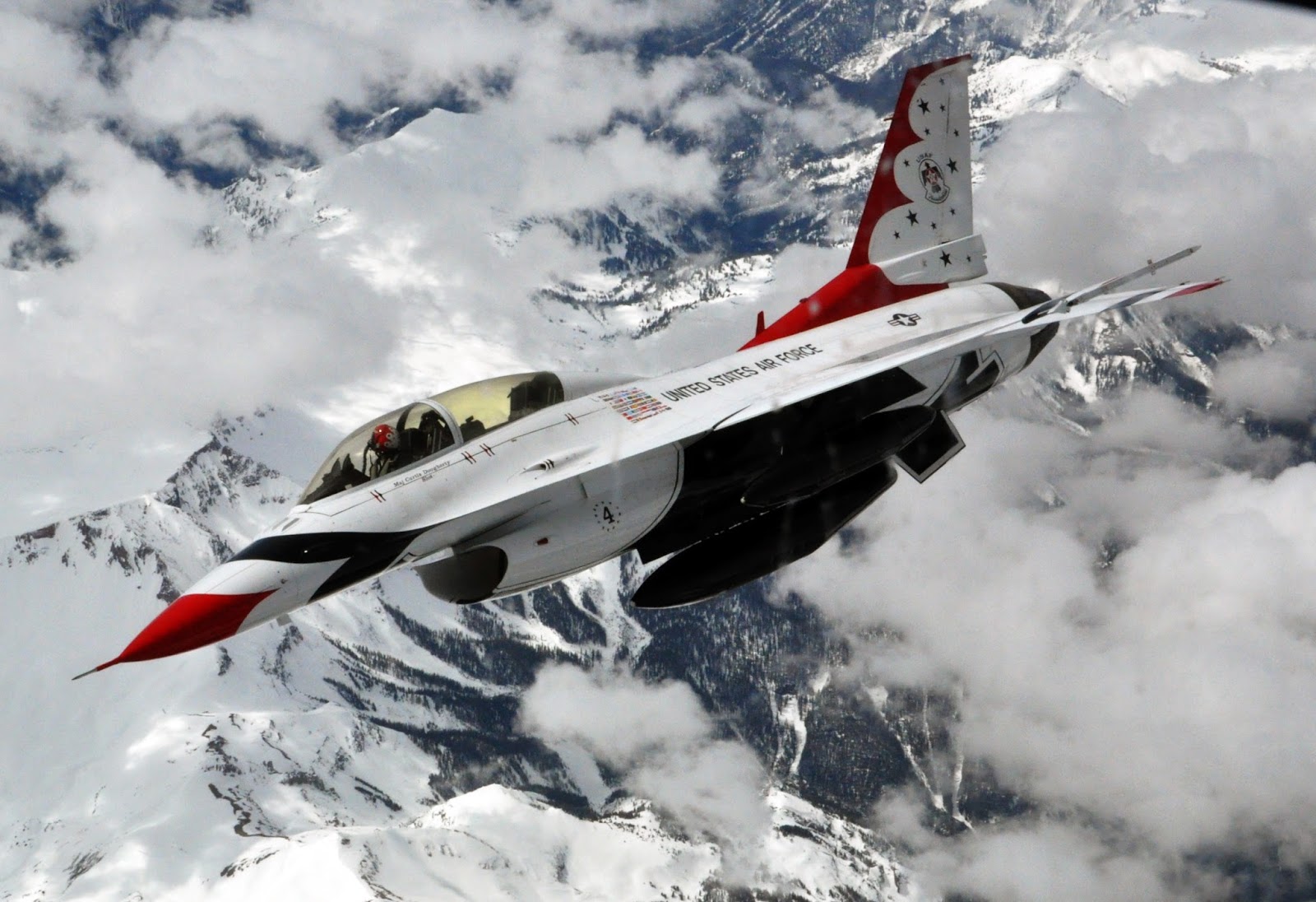 La US Air Force sta testando gli F-16 senza pilota come gregario per un vero pilota