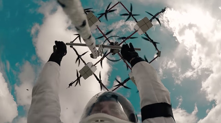 В Латвии осуществлен первый парашютный прыжок с беспилотника