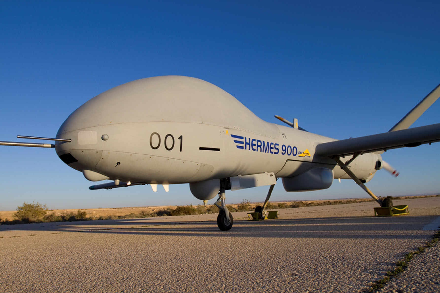 Schweiz zeigt erstmals Hermes 900 Starliner Drohnen, die mit Luft-Boden-Raketen ausgerüstet werden können