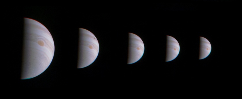 «Юнона» прислала уникальные снимки Юпитера