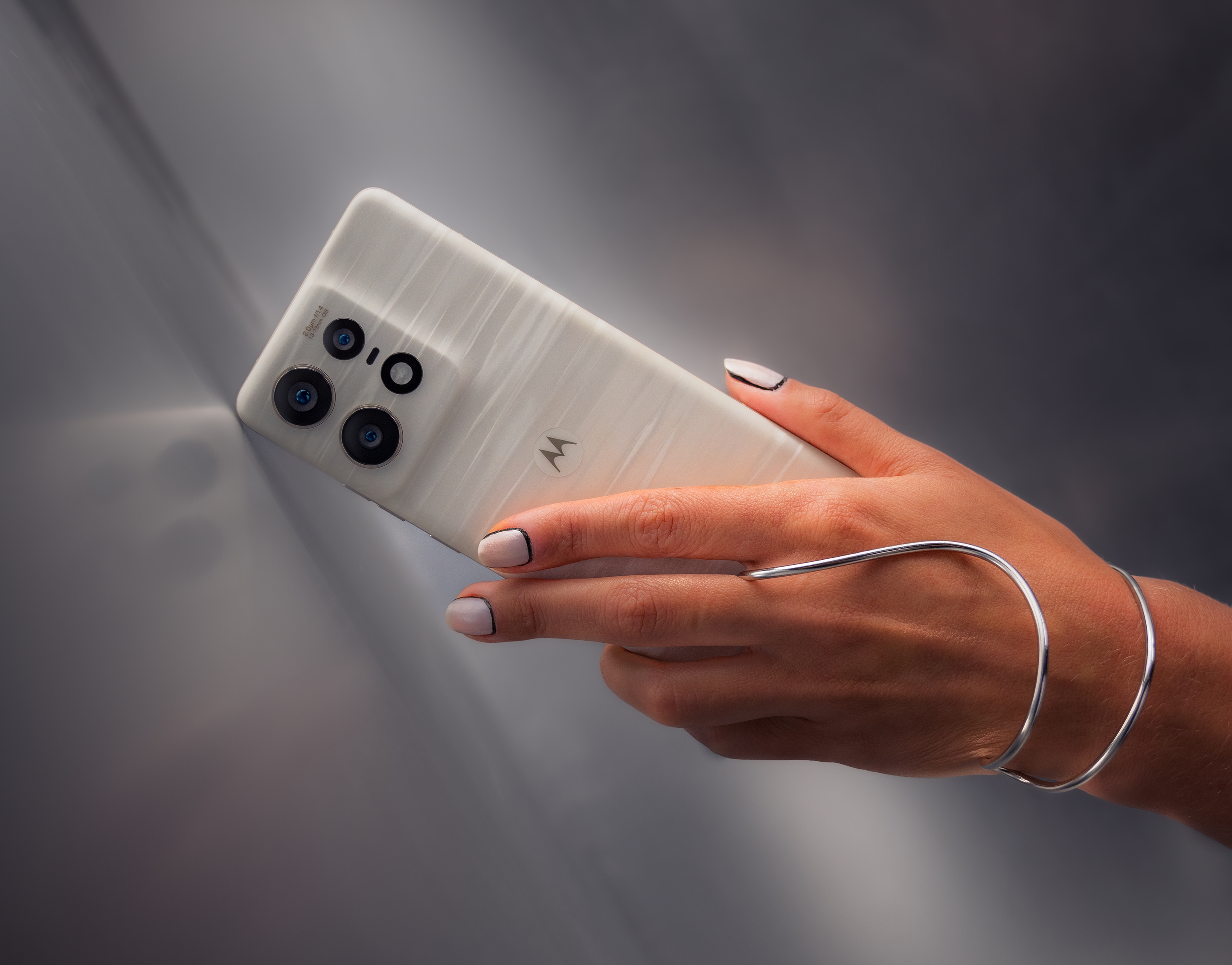 Motorola har presenterat Edge 50 Pro för den globala marknaden: en smartphone med en 144 Hz POLED-skärm, Snapdragon 7 Gen 3-chip, IP68-skydd och en 50 MP-kamera