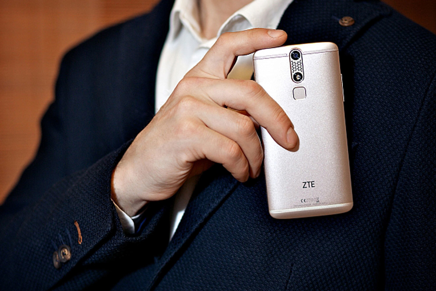 ZTE suspends its activities and pondering the sale of mobile units