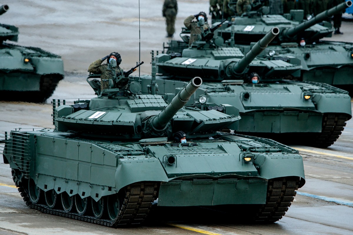 Ukrainische Drohne zerstört aufgerüsteten russischen T-80BVM-Panzer mit selbstgebauter Munition