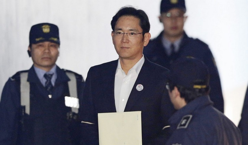 Heir to Samsung released on probation