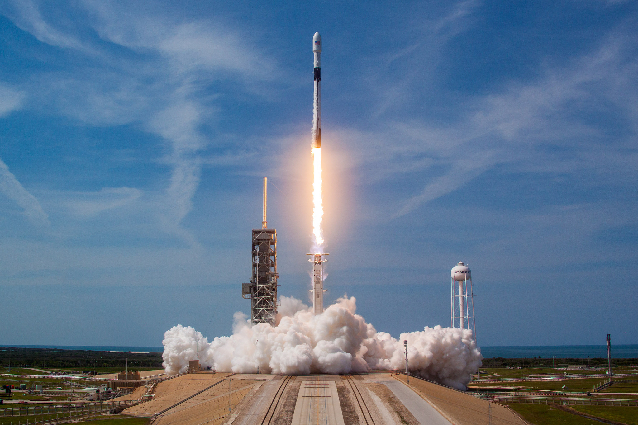 El 3 de enero, el cohete Falcon 9 de SpaceX enviará al espacio un número récord de satélites