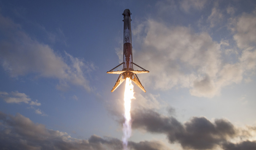 Первая ступень SpaceX Falcon 9 приводнилась в океане из-за поломки