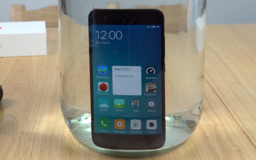 Xiaomi готовит три влагозащищенных смартфона