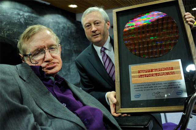 Intel подарила Стивену Хокингу на 70-летие 300-миллиметровую кремниевую пластину