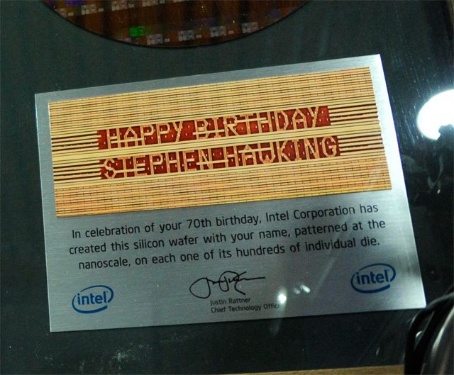 Intel подарила Стивену Хокингу на 70-летие 300-миллиметровую кремниевую пластину-2