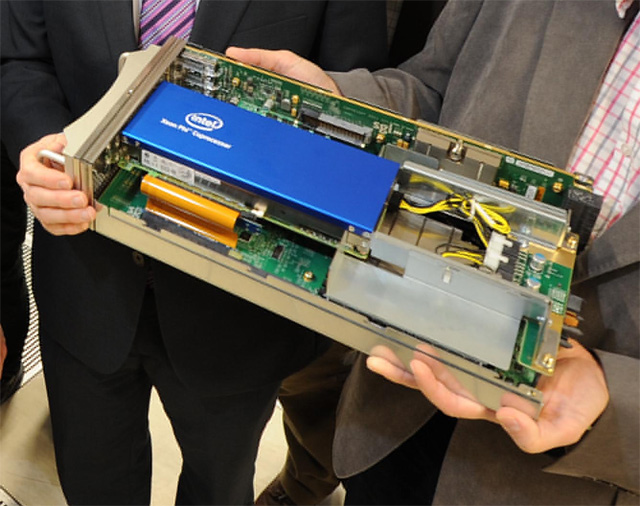 Intel подарила Стивену Хокингу на 70-летие 300-миллиметровую кремниевую пластину-4