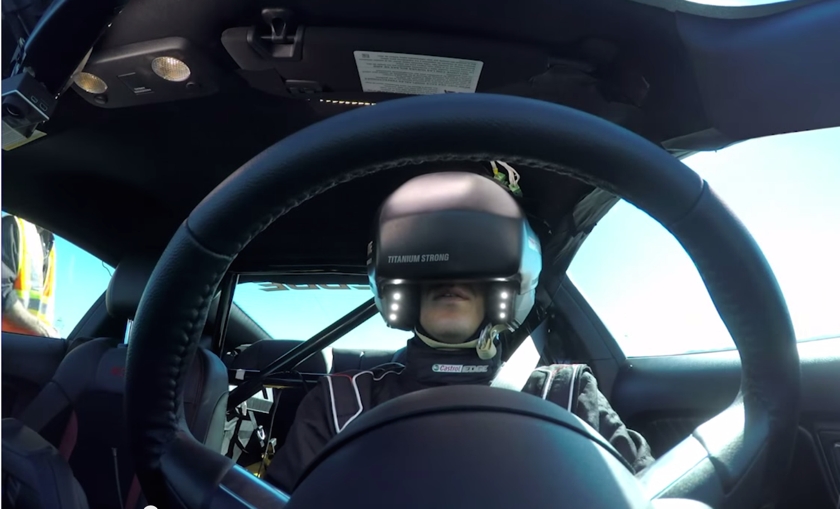 Безумный дрифт: гонщик за рулем в шлеме Oculus Rift (видео)