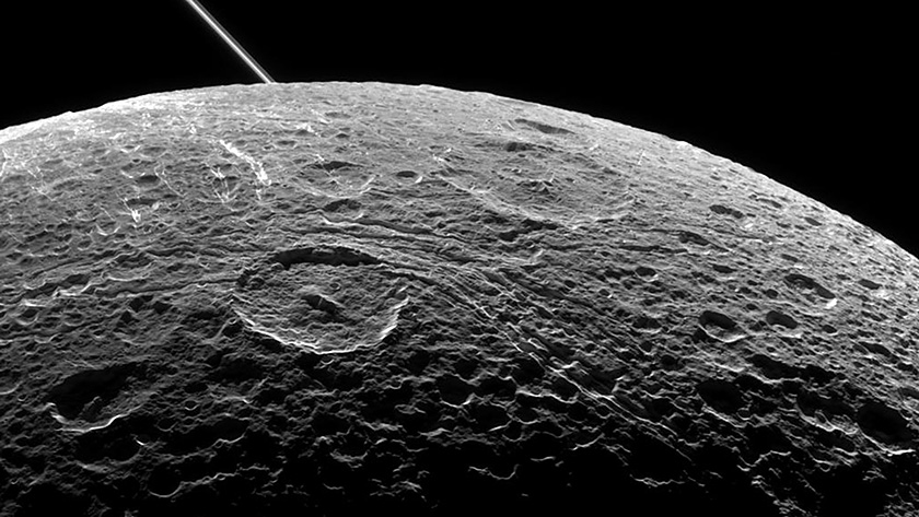Новая фотография Дионы — одного из спутников Сатурна