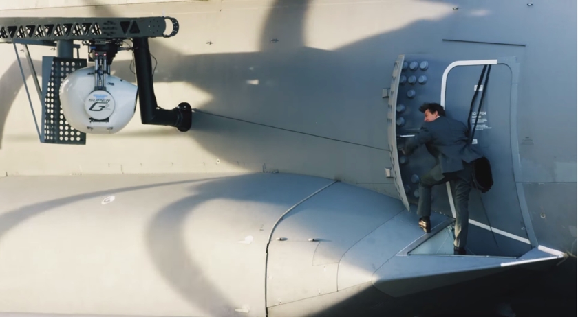 Том Круз реально держится за люк взлетающего самолета (видео)