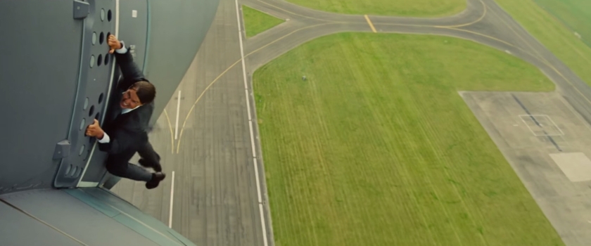 Том Круз реально держится за люк взлетающего самолета (видео)-3