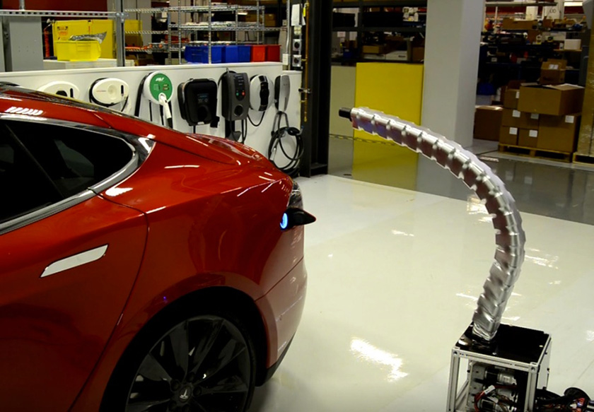 Покорми меня, змея: автоматическая зарядная станция для автомобилей Tesla