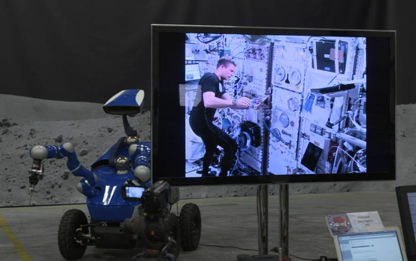 Астронавт управляет роботом-вездеходом на Земле с МКС