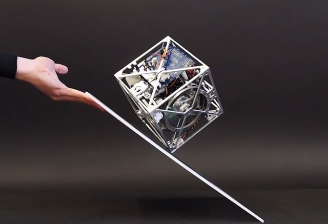 Балансирующий и шагающий роботизированный куб Cubli