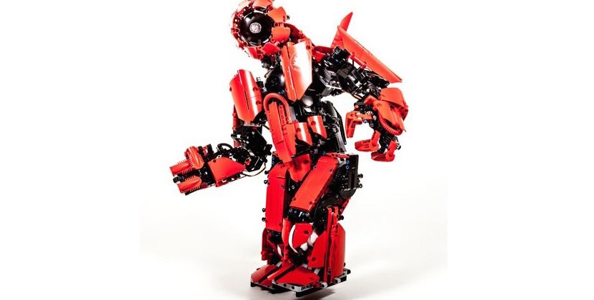 Контролируемый с помощью экзоскелета робот из LEGO (видео)