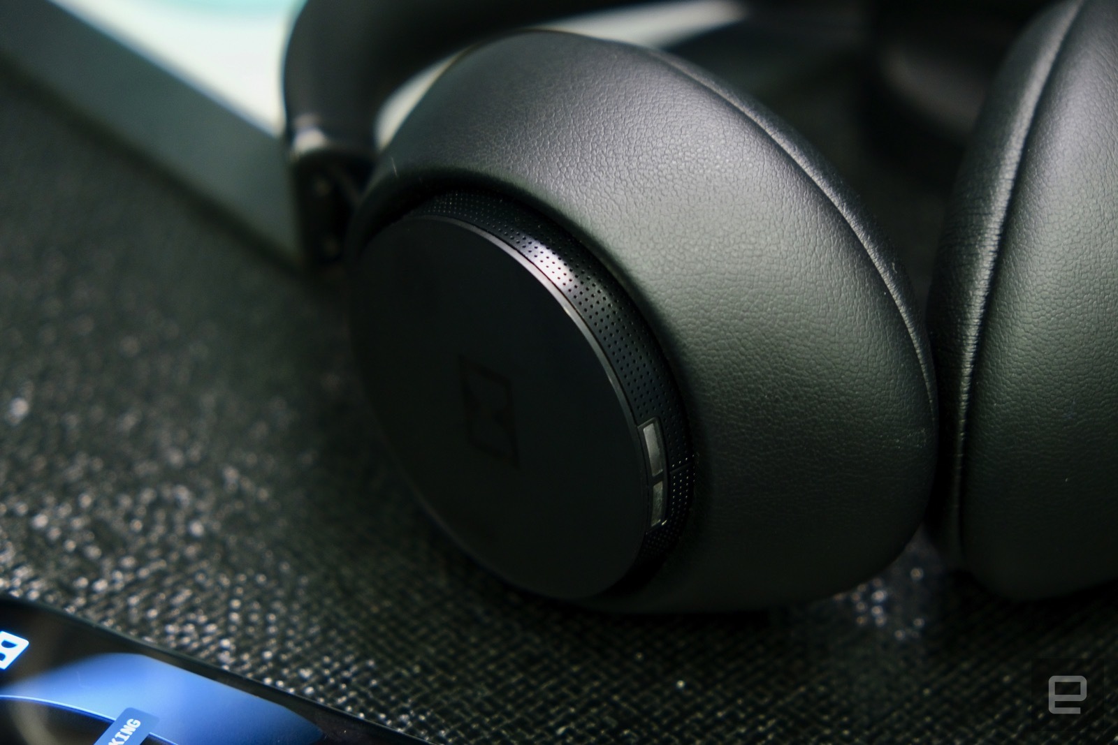 dolby-dimension-headphones-bluetooth-3.jpg