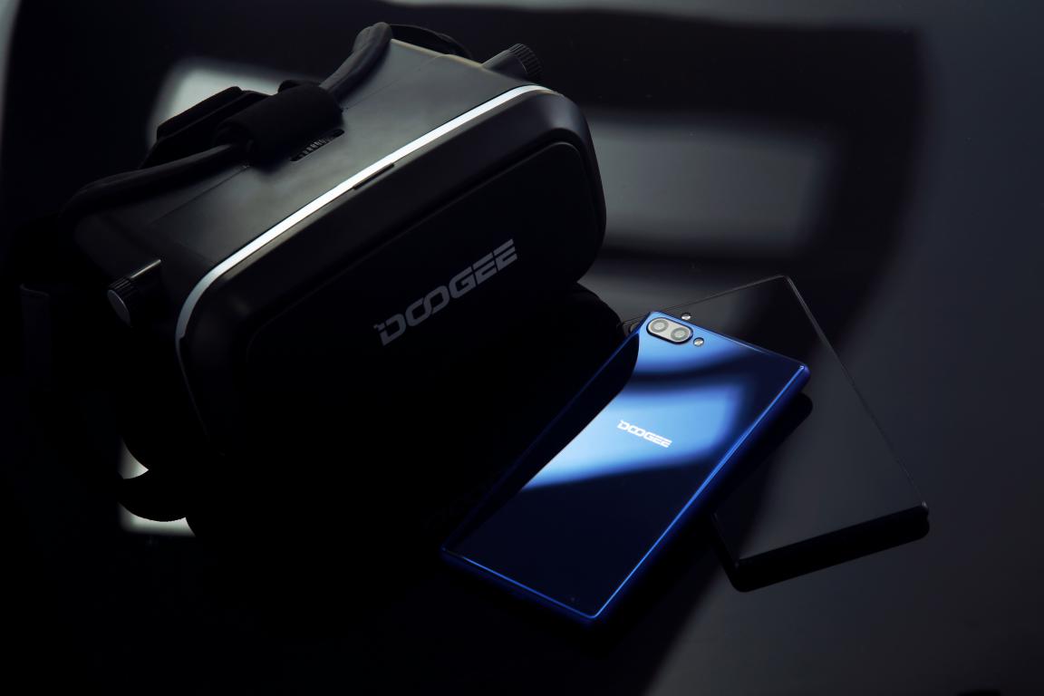 Doogee Mix: безрамочный смартфон с VR-шлемом в подарок