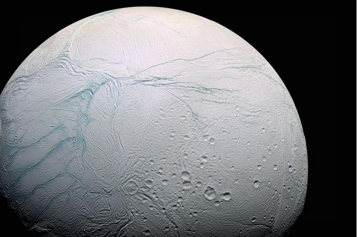 Спутник Сатурна Энцелад может быть пригоден для зарождения жизни