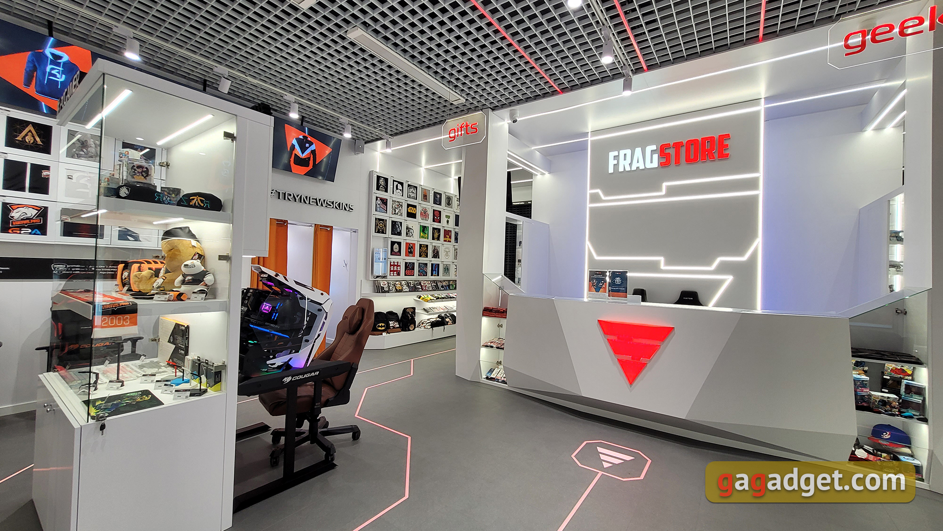 В Киеве открылась новая локация для геймеров: репортаж из магазина FragStore с мерчем, аксессуарами и подарками на любой вкус и кошелек