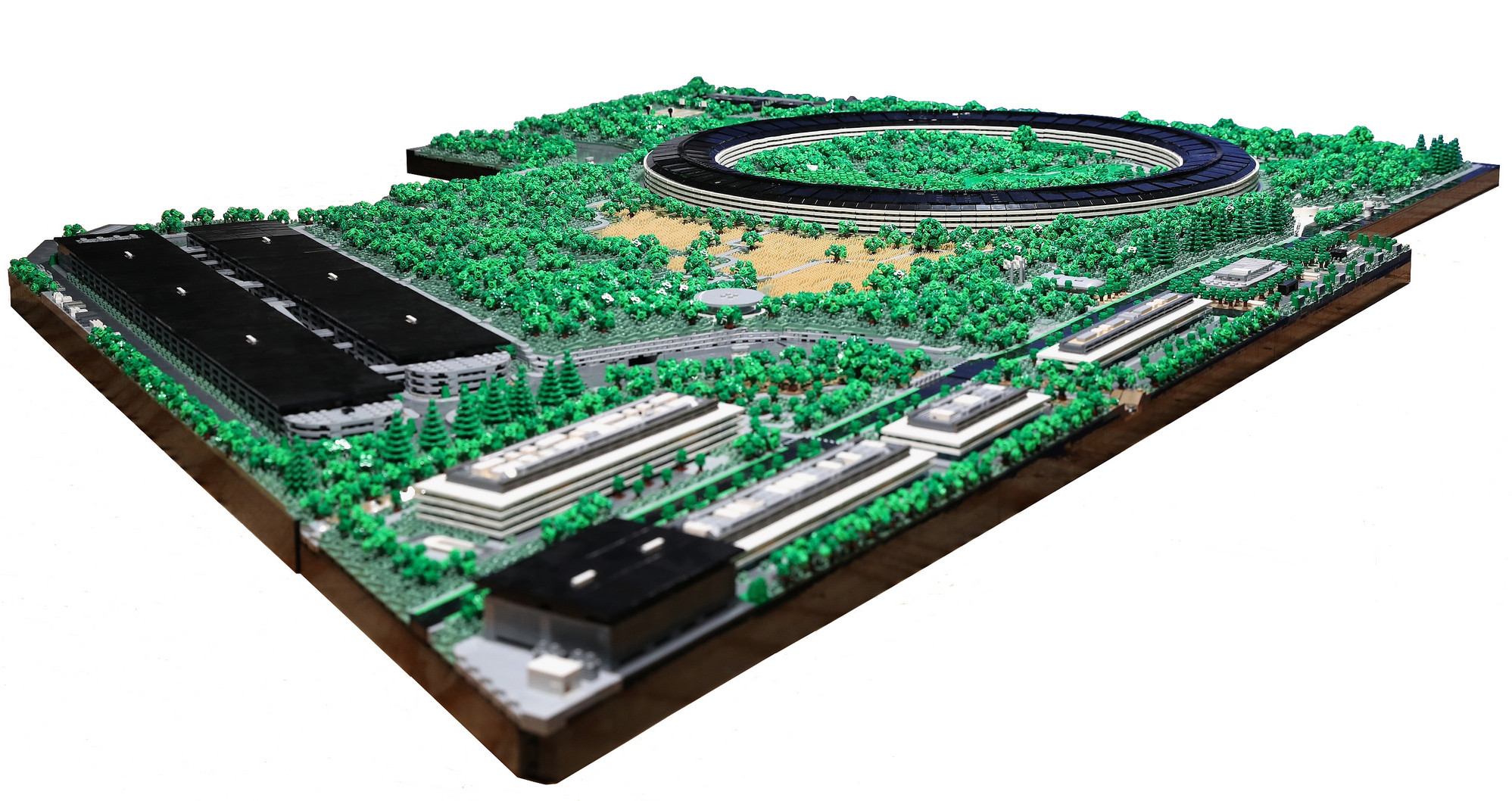 Энтузиаст собрал копию кампуса Apple Park из 85 000 кубиков LEGO-2