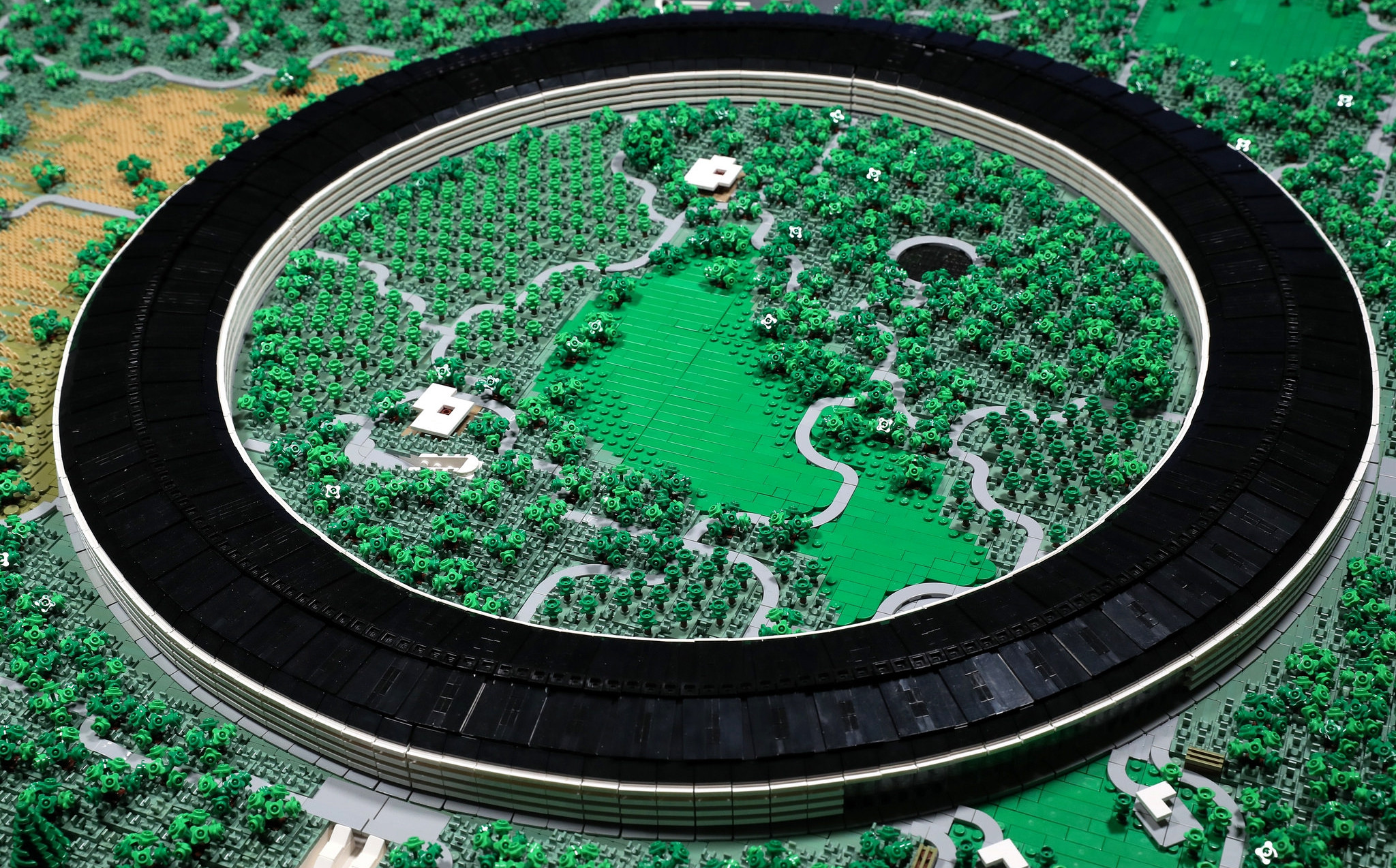 Энтузиаст собрал копию кампуса Apple Park из 85 000 кубиков LEGO-3