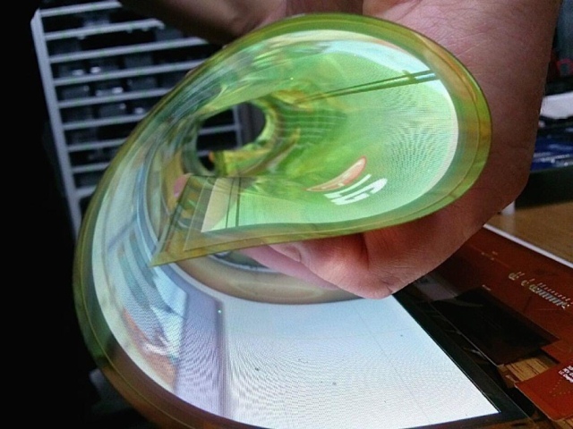 LG продемонстрировала сворачивающуюся в рулон 18-дюймовую OLED-панель-2