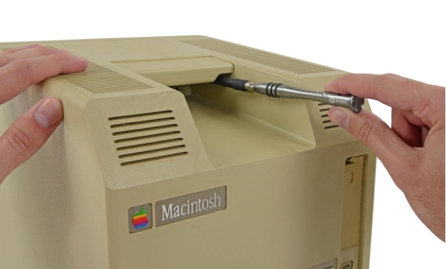 Умельцы из iFixit разобрали первый компьютер Macintosh 128K-2