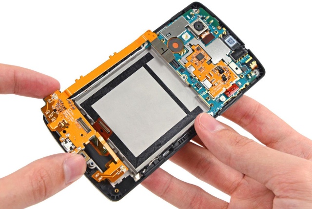 Специалисты из iFixit разобрали смартфон Nexus 5-3