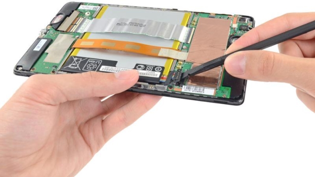 Умельцы из iFixit провели вскрытие планшета Nexus 7 2013 года-3