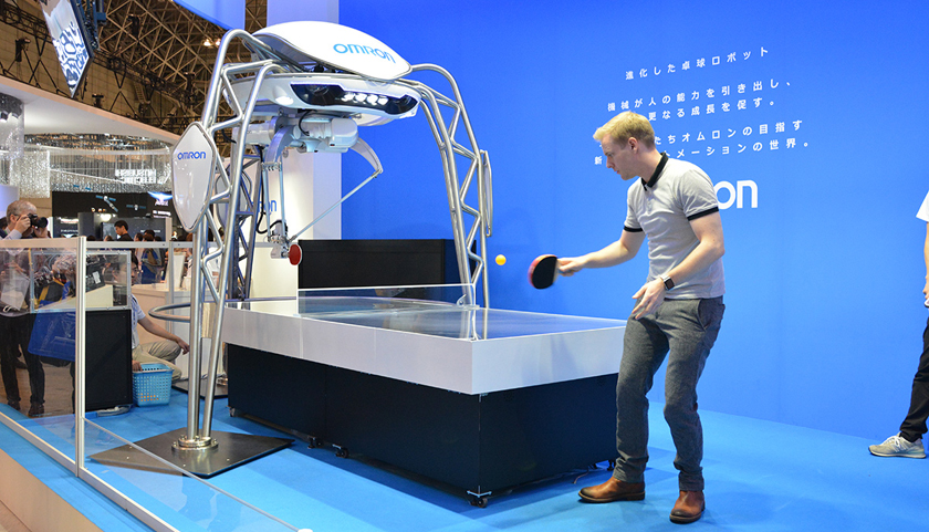 Игра в пинг-понг с новым роботом Omron (CEATEC 2015)