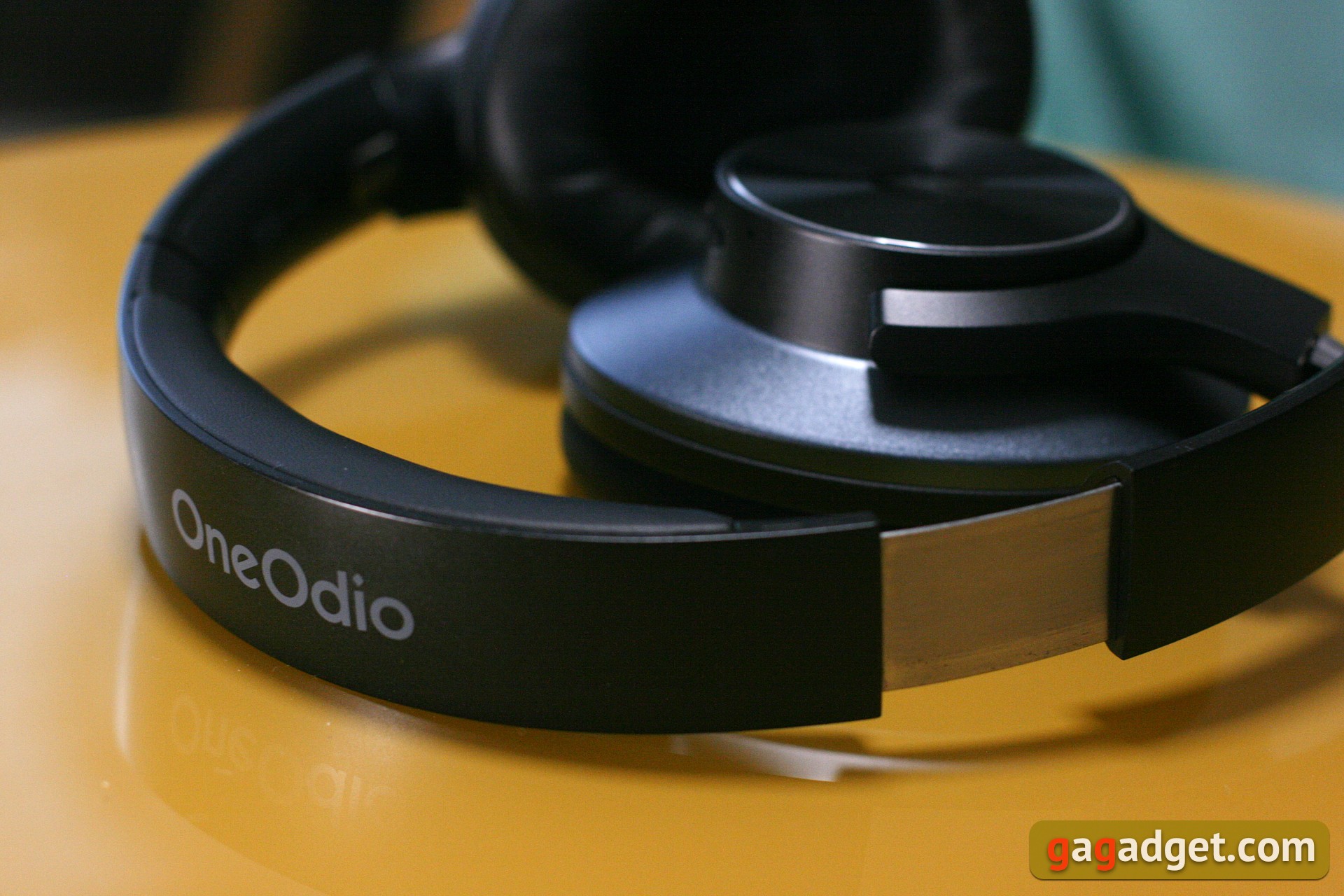 The master of transparent sound: the OneOdio A10 Hybrid Noise Cancelling Closed-Ear Headphones-5