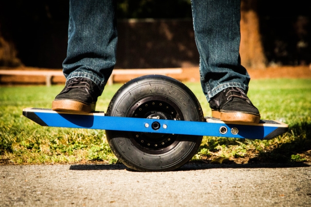 Концепт одноколесного электроскейтборда Onewheel с автоматической балансировкой -3