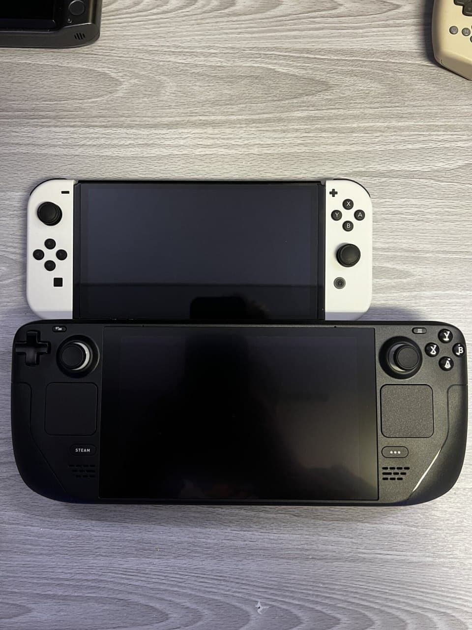 Visual comparison of Steam Deck with other portable consoles and a banana