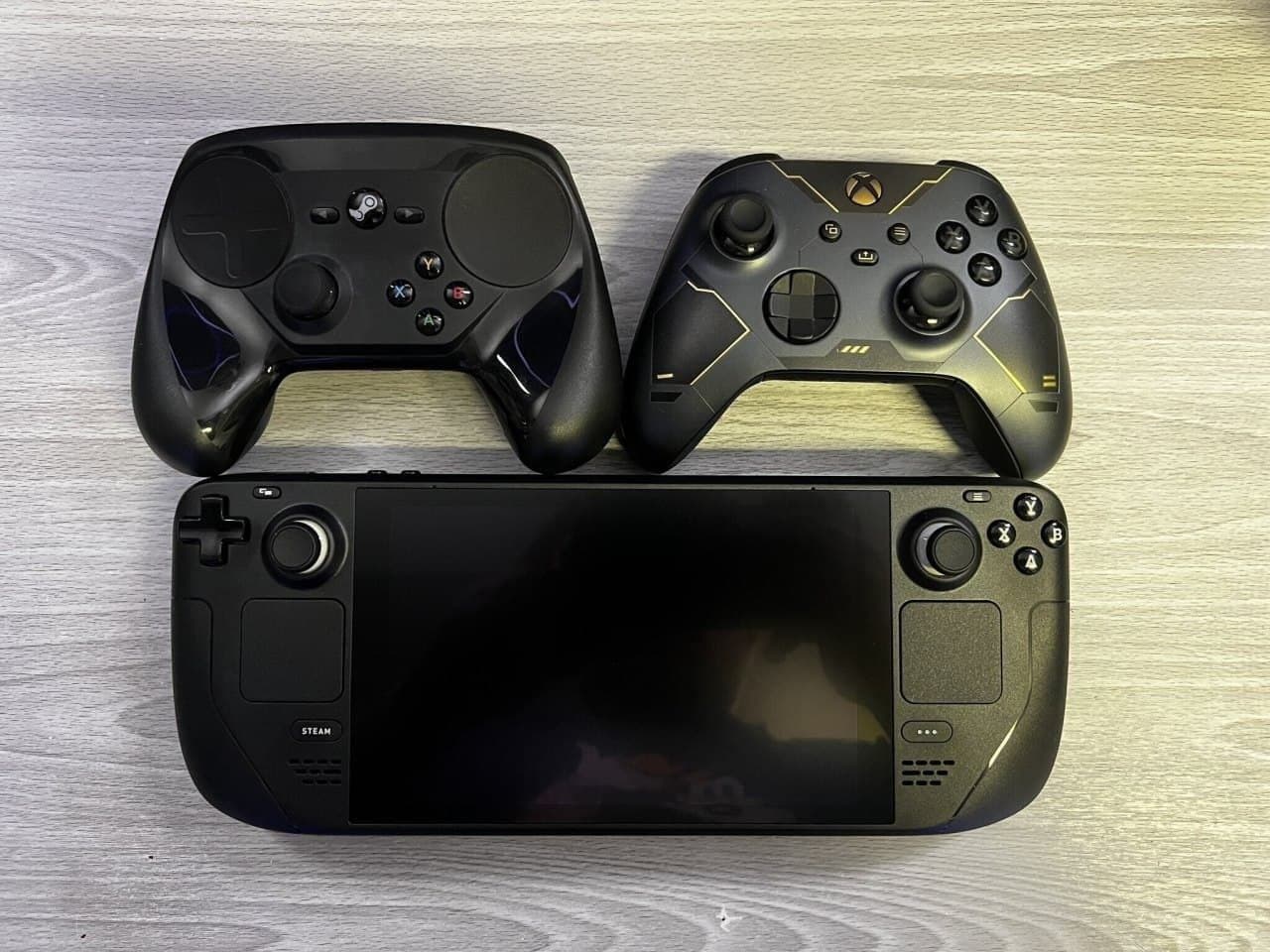 Visual comparison of Steam Deck with other portable consoles and a banana-4