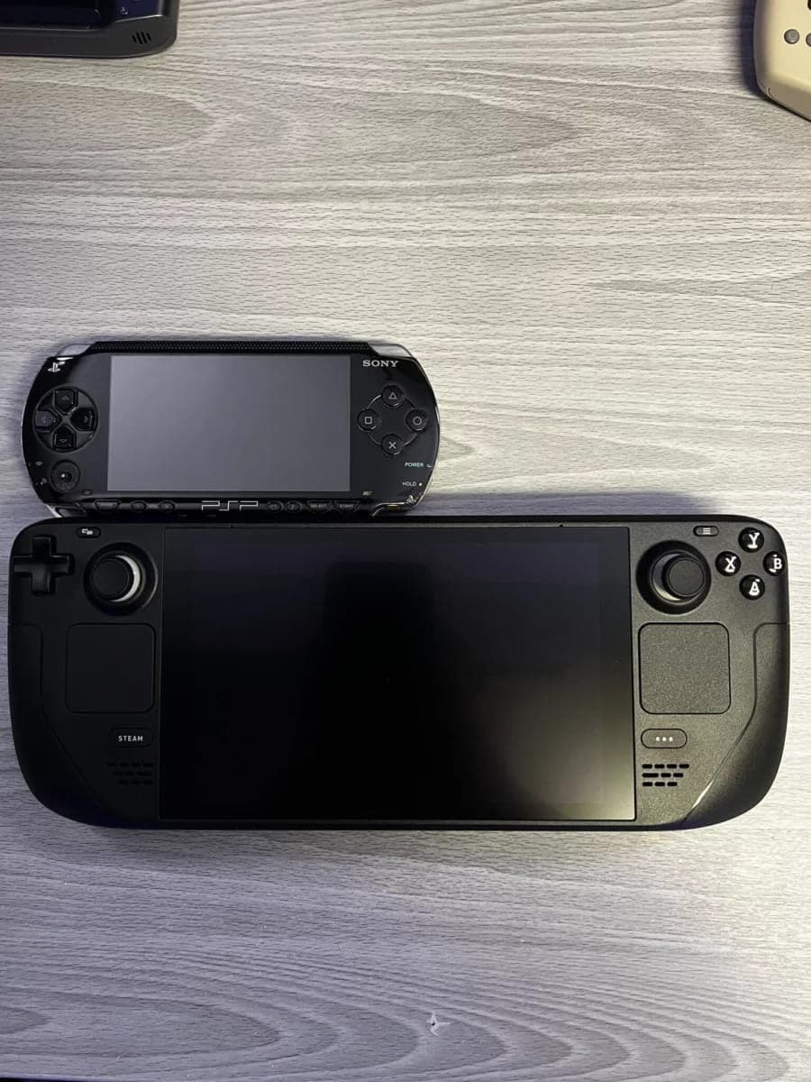 Visual comparison of Steam Deck with other portable consoles and a banana-5