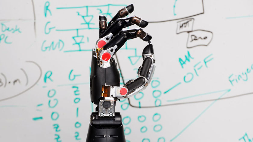 Роботизированный протез руки DARPA вернул парализованному пациенту тактильные ощущения