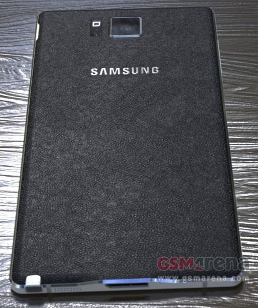 Квадратиш, практиш, гут. В сеть утекли живые фотографии Samsung Galaxy Note 4-3