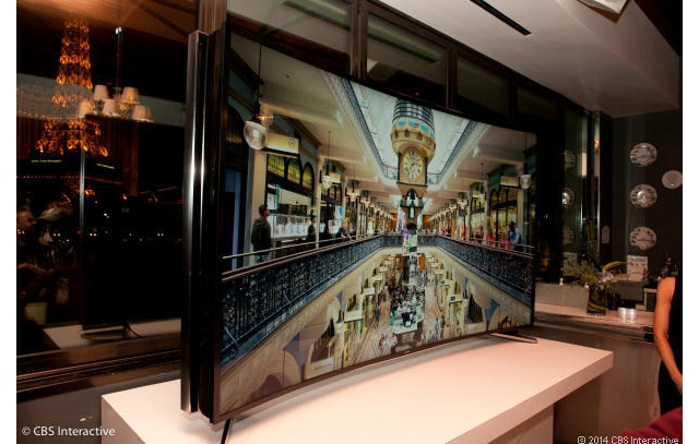 Samsung продемонстрировала прототип гнущегося 85-дюймового телевизора и изогнутые UHD ТВ