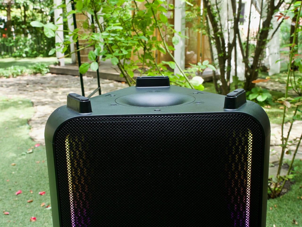 King of the vibe: Samsung Sound Tower MX-ST50B heavy-duty speaker with built-in battery and LED backlight review-31