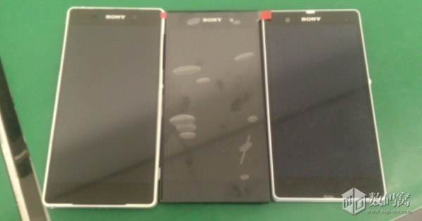 Смартфон Sony Xperia Sirius D6503 позирует на фото вместе с Xperia Z1 и Xperia Z